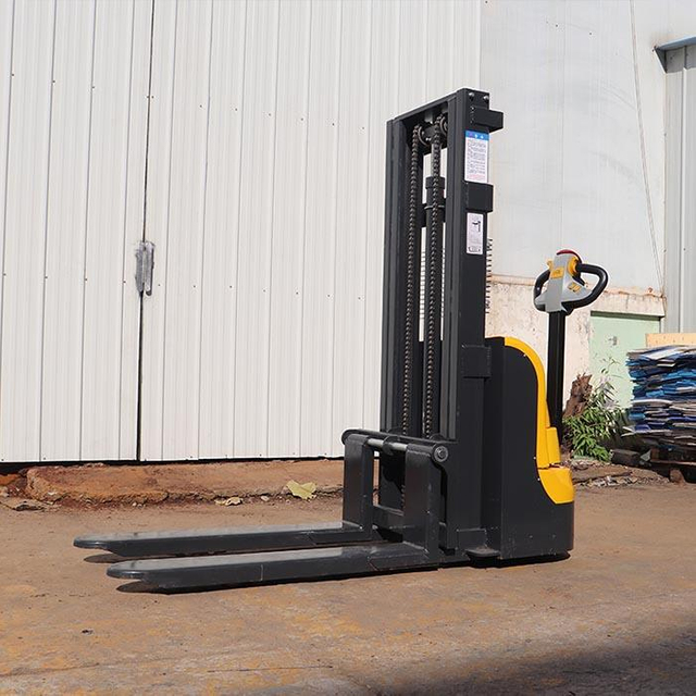 Xe n&acirc;ng điện nhỏ gọn - Hiệu quả cho lối đi hẹp